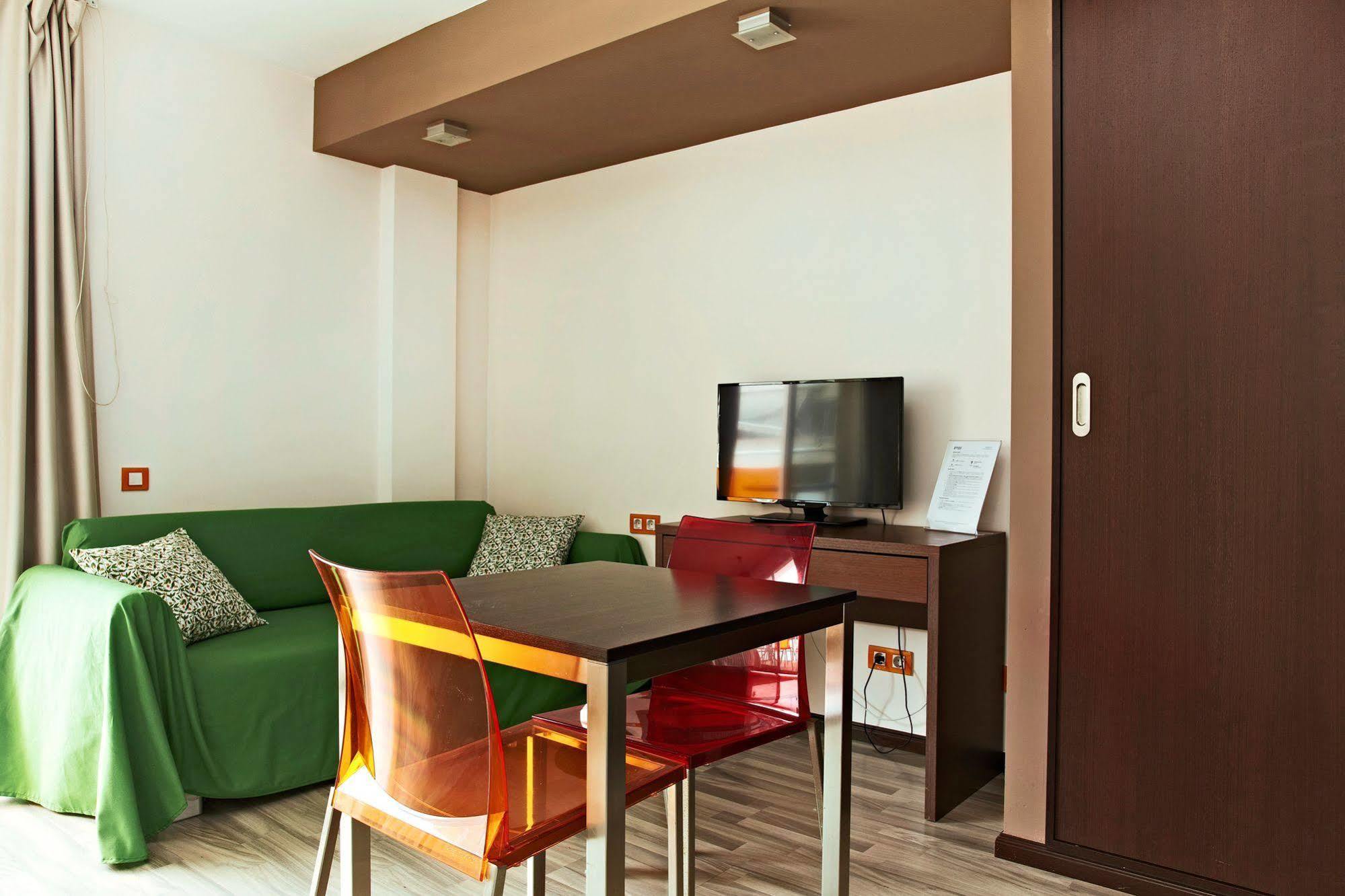 Ginosi Basics Centric Apartel Castelldefels Exterior foto